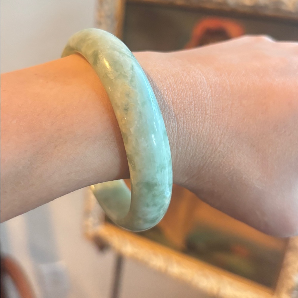 Elegant Jade Bangle Bracelet